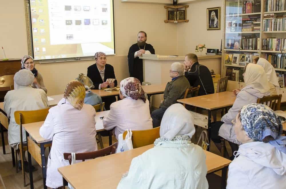 В воскресной школе Царево-Константиновской Знаменской церкви прошло занятие на тему «Поэты Серебряного века»