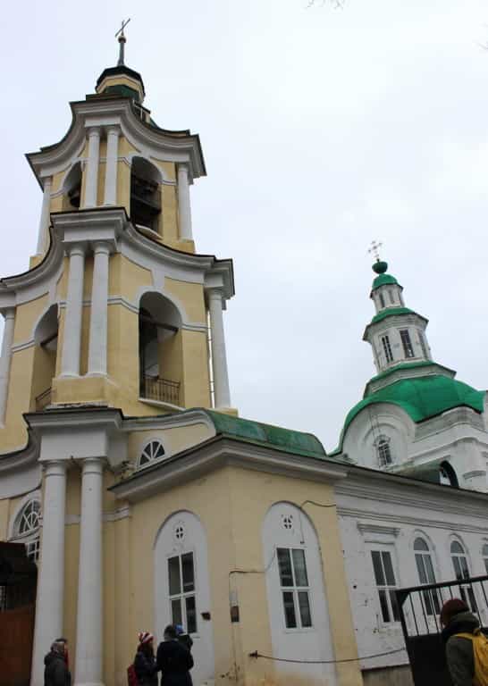 Председатель Патриаршей комиссии по вопросам семьи, защиты материнства и детства протоиерей Димитрий Смирнов совершил Божественную литургию в Царево-Константиновской Знаменской церкви города Кирова