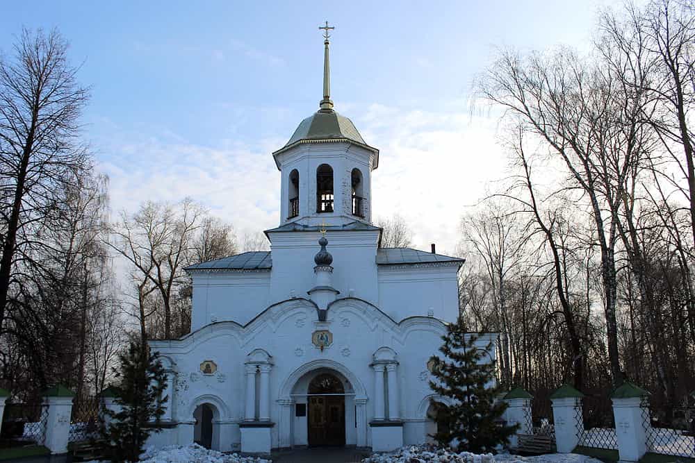 Митрополит Марк возглавил Божественную литургию и панихиду в Троицком храме города Слободского