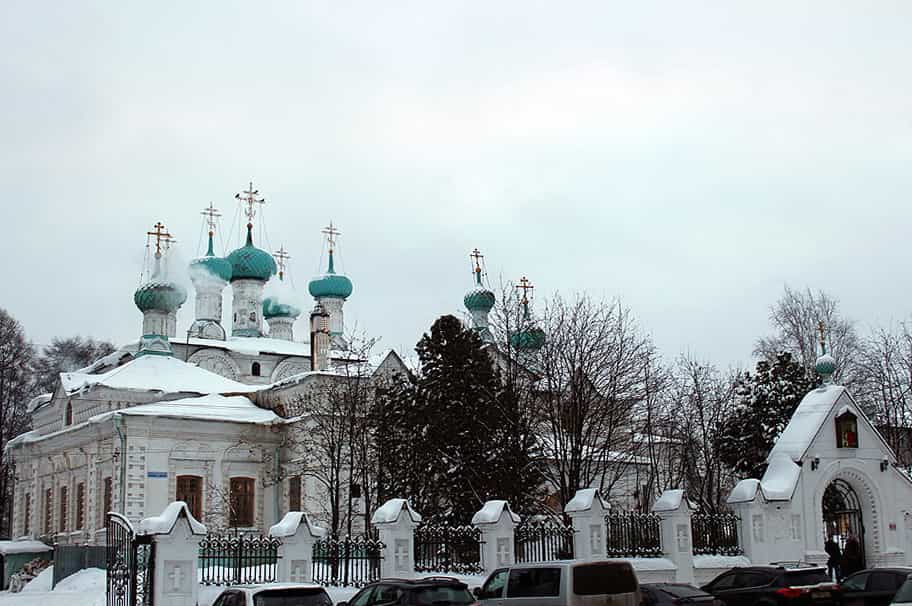 В Собор Пресвятой Богородицы митрополит Марк возглавил Литургию в Екатерининском кафедральном соборе города Слободского