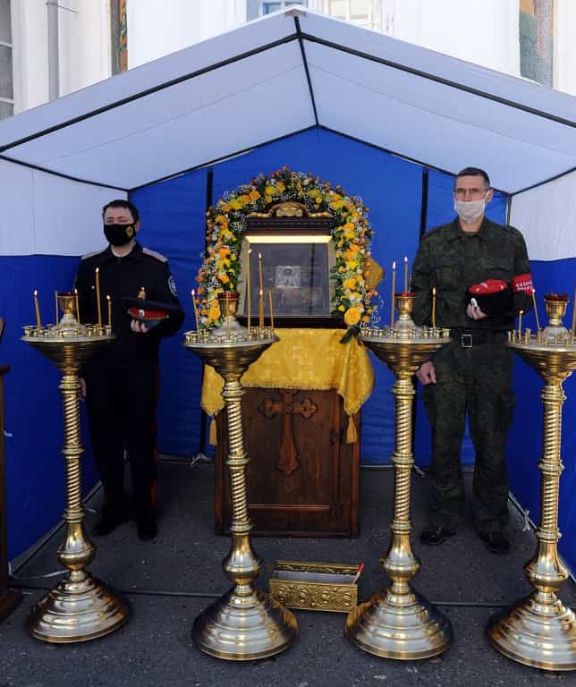 В день праздника Владимирской иконы Божией Матери митрополит Марк совершил Божественную литургию в Трифоновом монастыре города Кирова
