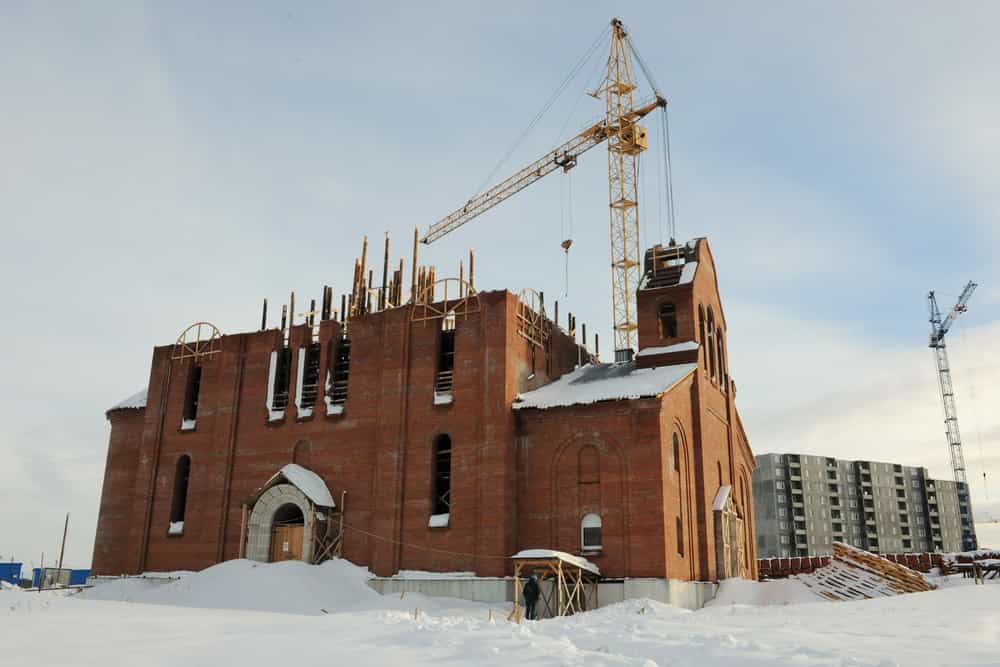 Впервые в строящемся храме Рождества Пресвятой Богородицы г. Кирова была совершена вечерня с чином последования Пассии