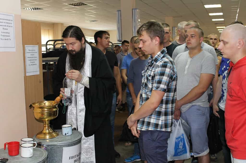 Призывников благословляют перед службой