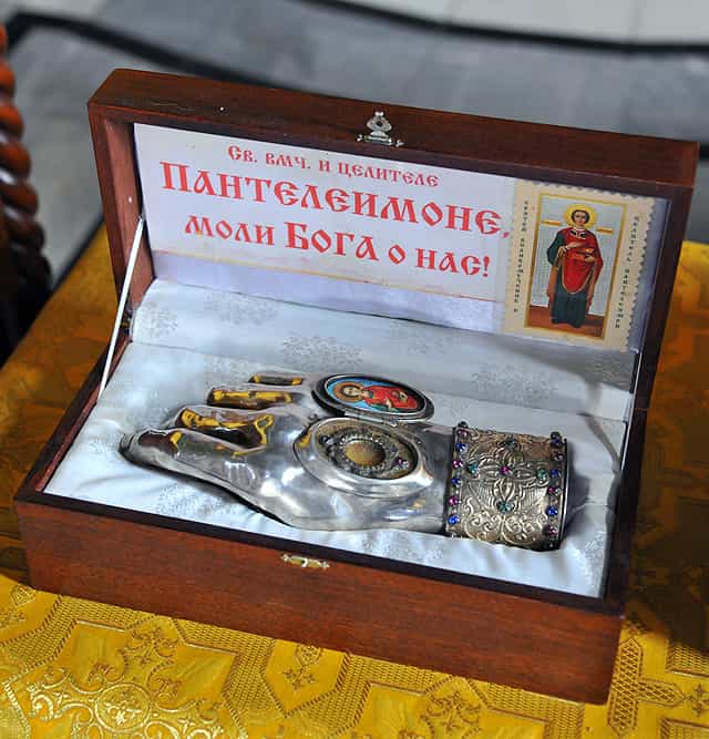 Мощи великомученика и целителя Пантелеимона в Всехсвятском храме