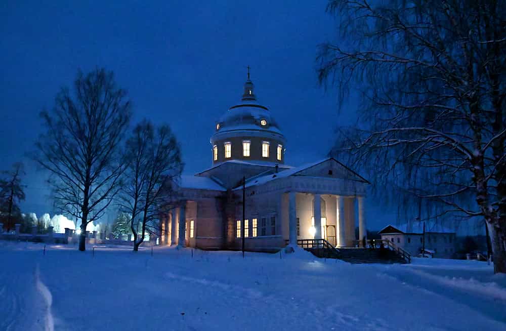 Божественная литургия в Никольской церкви подворья Свято-Успенского Трифонова монастыря села Великорецкое