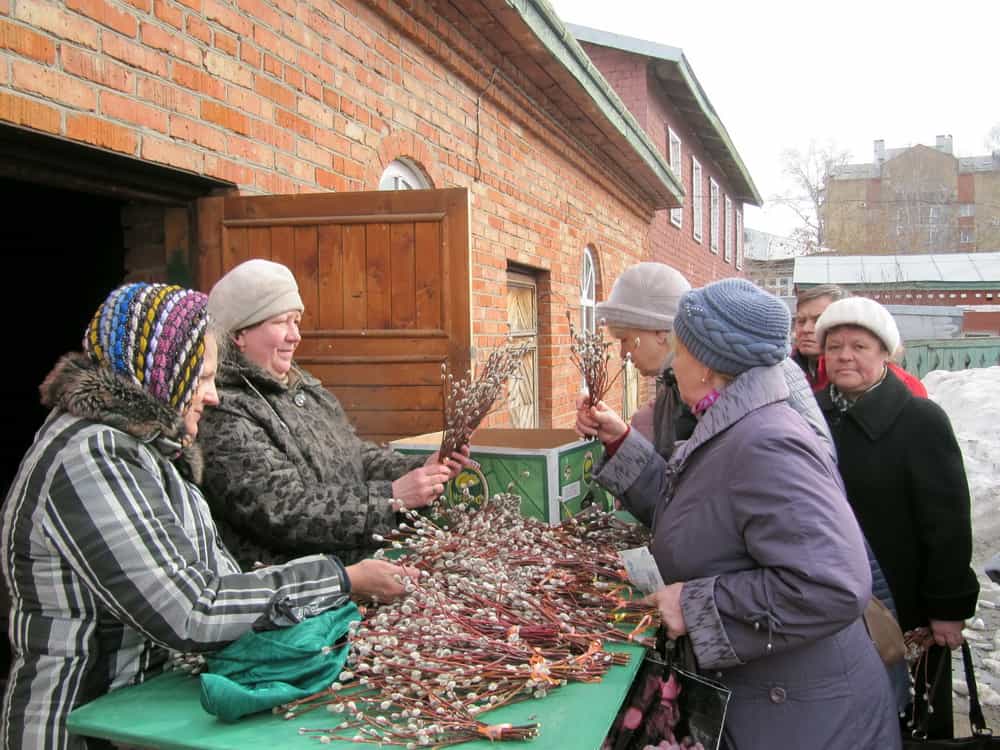 В Вербное Воскресенье впервые вокруг Серафимовского собора прошел детский крестный ход