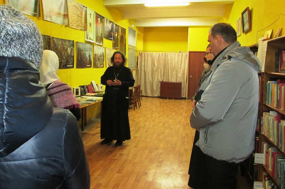 Прихожане Екатерининского собора города Слободского посетили выставки «Русский исход» и «Несломленные духом»