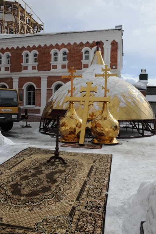 В Христорождественском монастыре установили купол с крестом