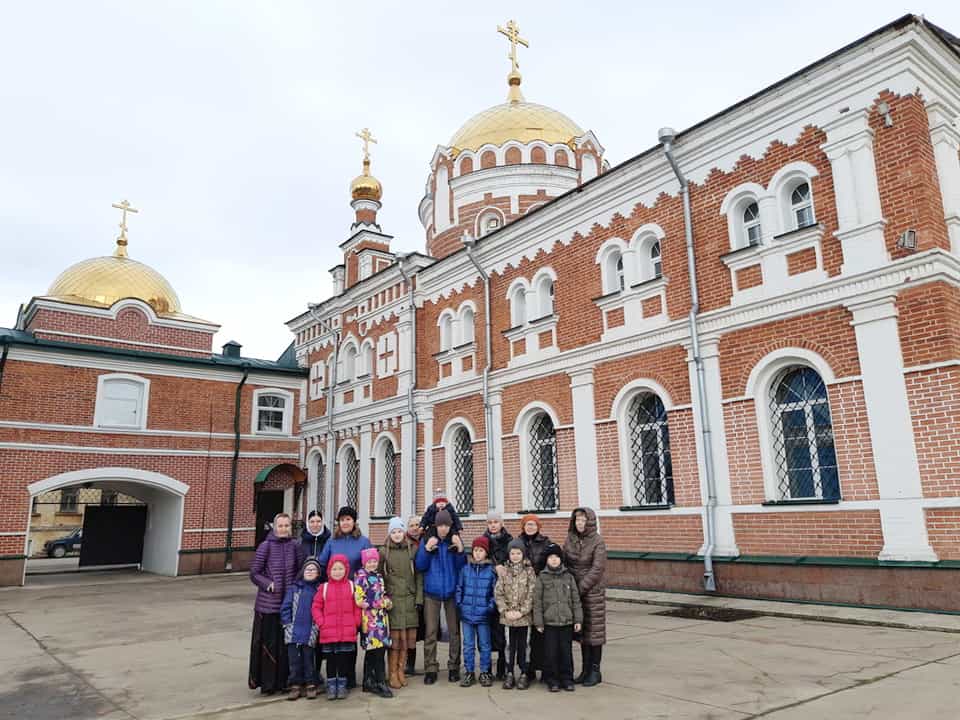 Учащиеся воскресной школы храма святых мучениц Веры, Надежды, Любови и Софии совершили паломническую поездку в город Слободской