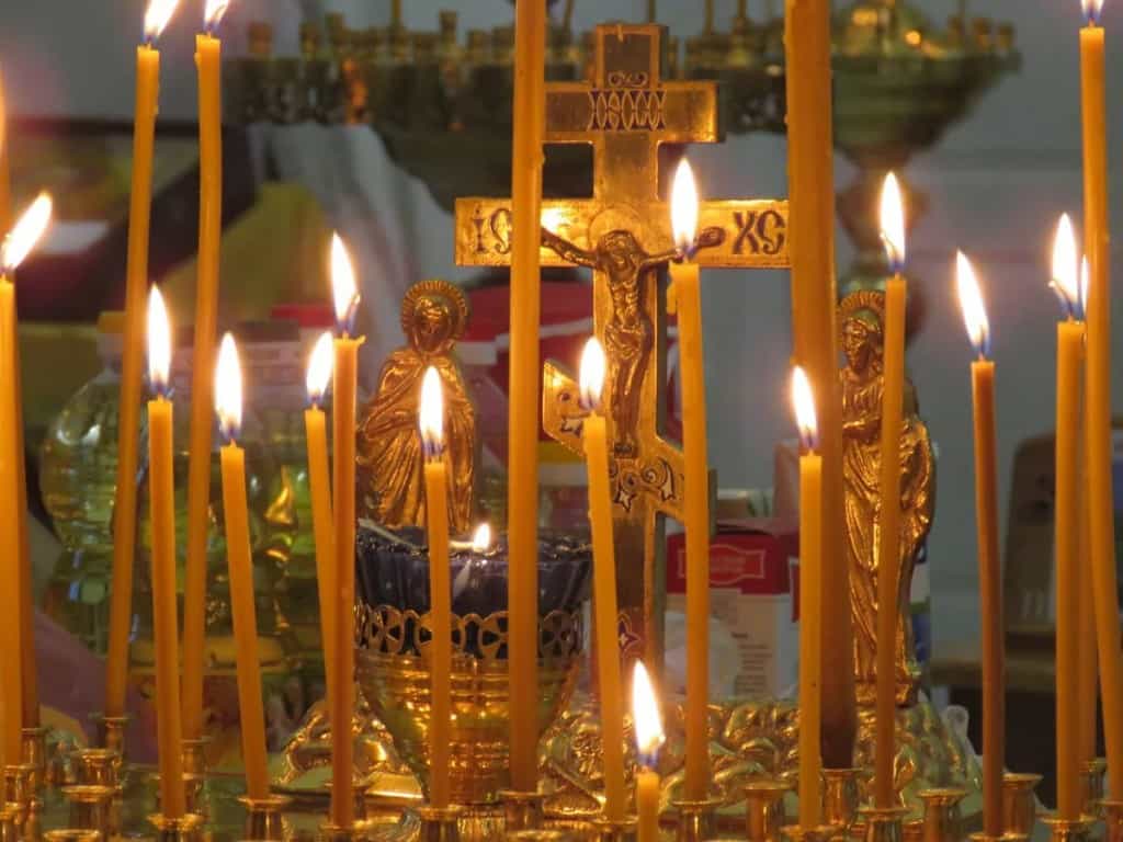 Сегодня вечером в храмах совершается утреня с заупокойным парастасом