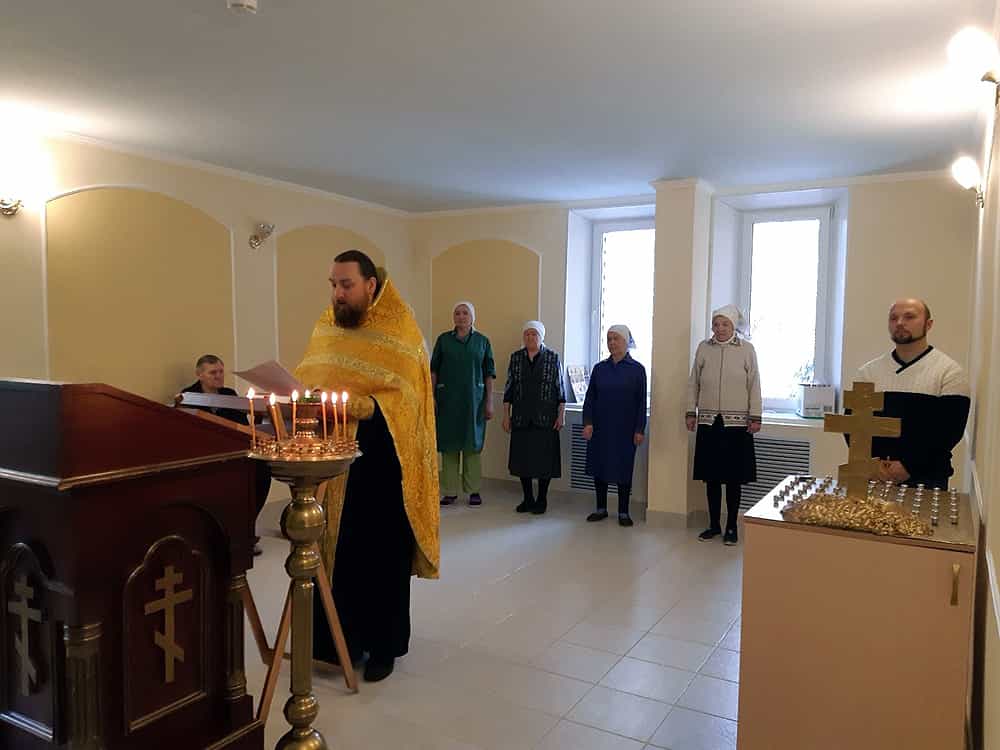 В домовом храме Блаженной Матроны Московской при филиале «Кировский дом-интернат для престарелых и инвалидов» регулярно совершаются богослужения