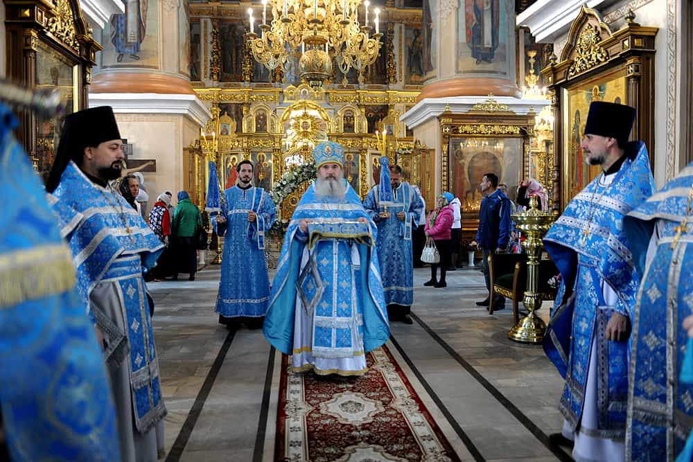 В праздник Успения Божией Матери митрополит Вятский и Слободской Марк совершил Литургию в Успенском соборе Трифонова монастыря