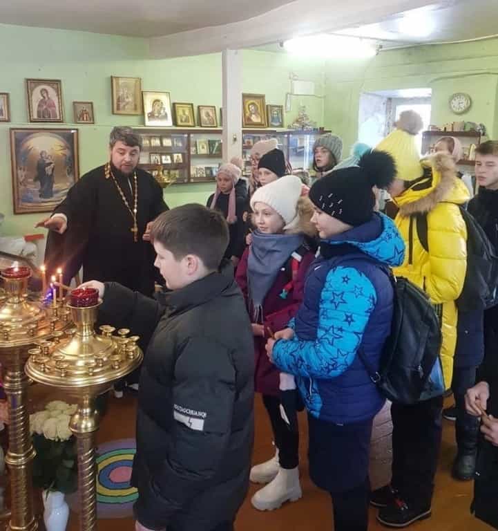 Крещенская встреча учащихся школы села Среднеивкино с батюшкой