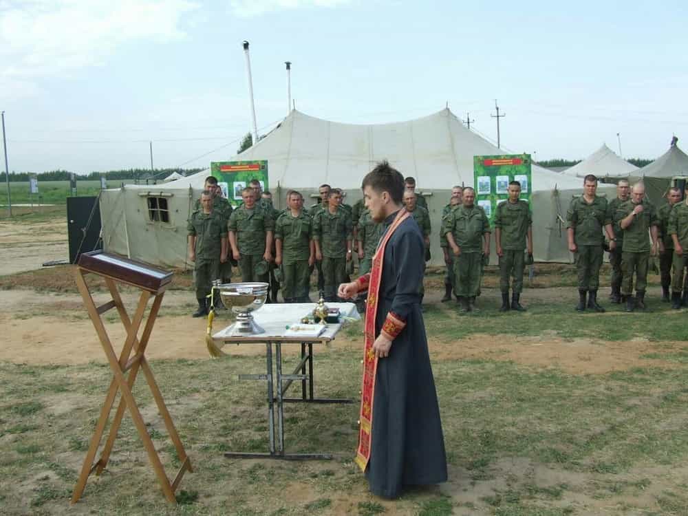 Иерей Евгений Костылев посетил военных, охраняющих порядок на ЧМ-2018