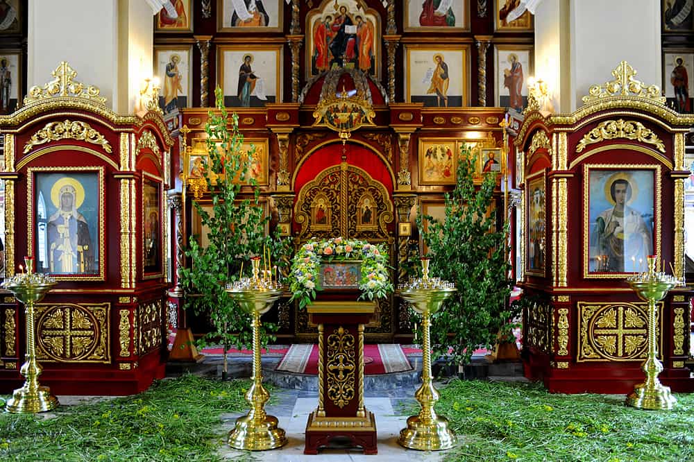 В канун праздника Святой Троицы митрополит Марк совершил всенощное бдение в храме Великомученика и целителя Пантелеимона города Кирова