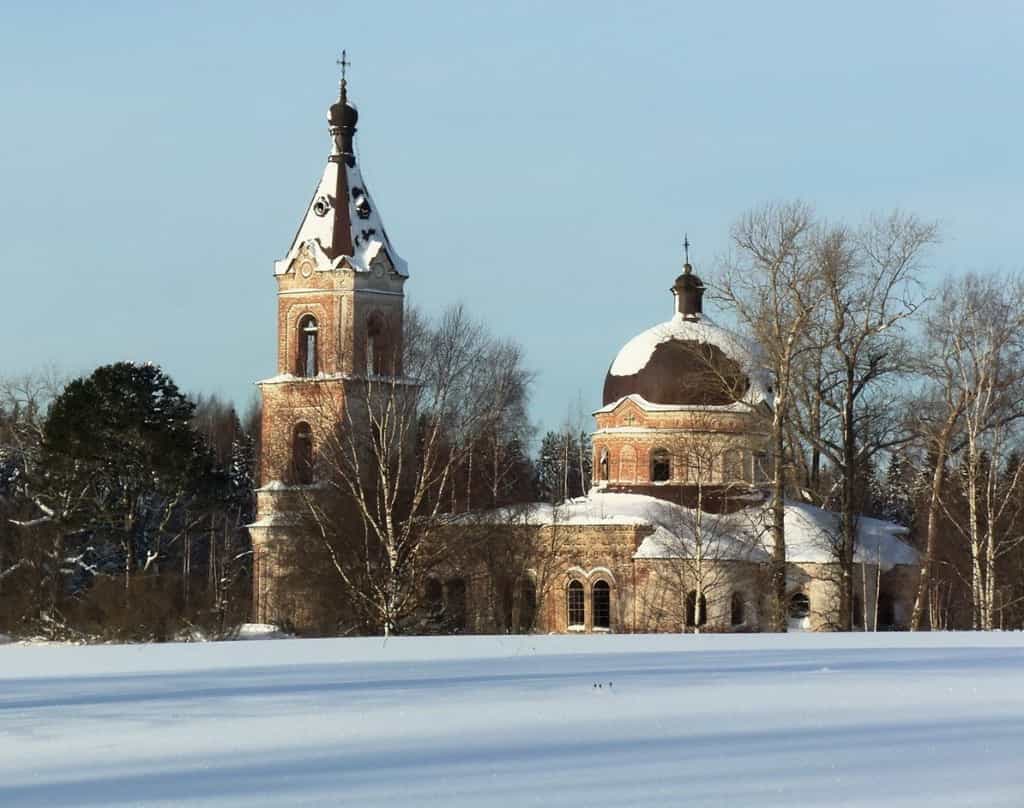 Церковь посреди леса