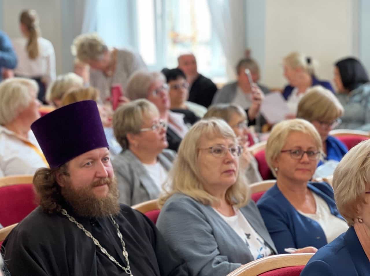 «В мире происходит борьба не за территории, а за души детей». Областное педагогическое совещание