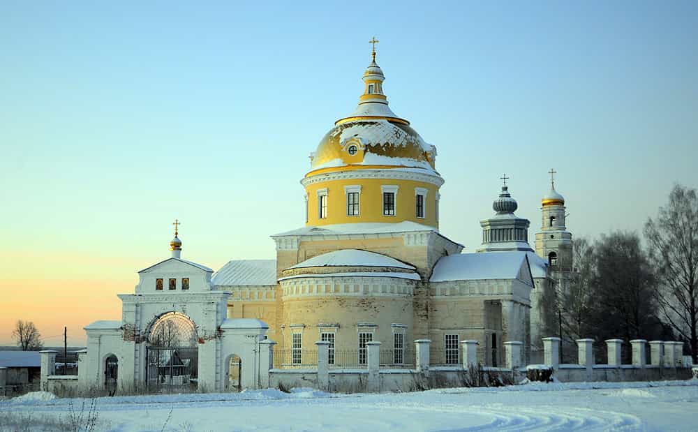 Божественная литургия в Никольской церкви подворья Свято-Успенского Трифонова монастыря села Великорецкое
