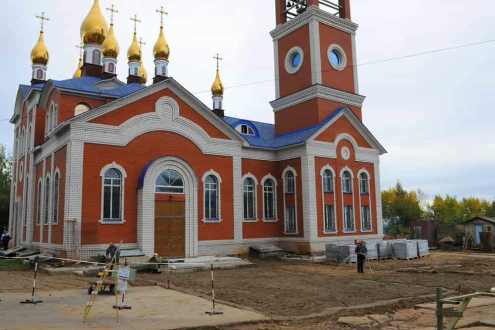 Начались работы по укладке брусчатки вокруг храма в честь иконы Божией Матери «Всех скорбящих Радость» города Кирова