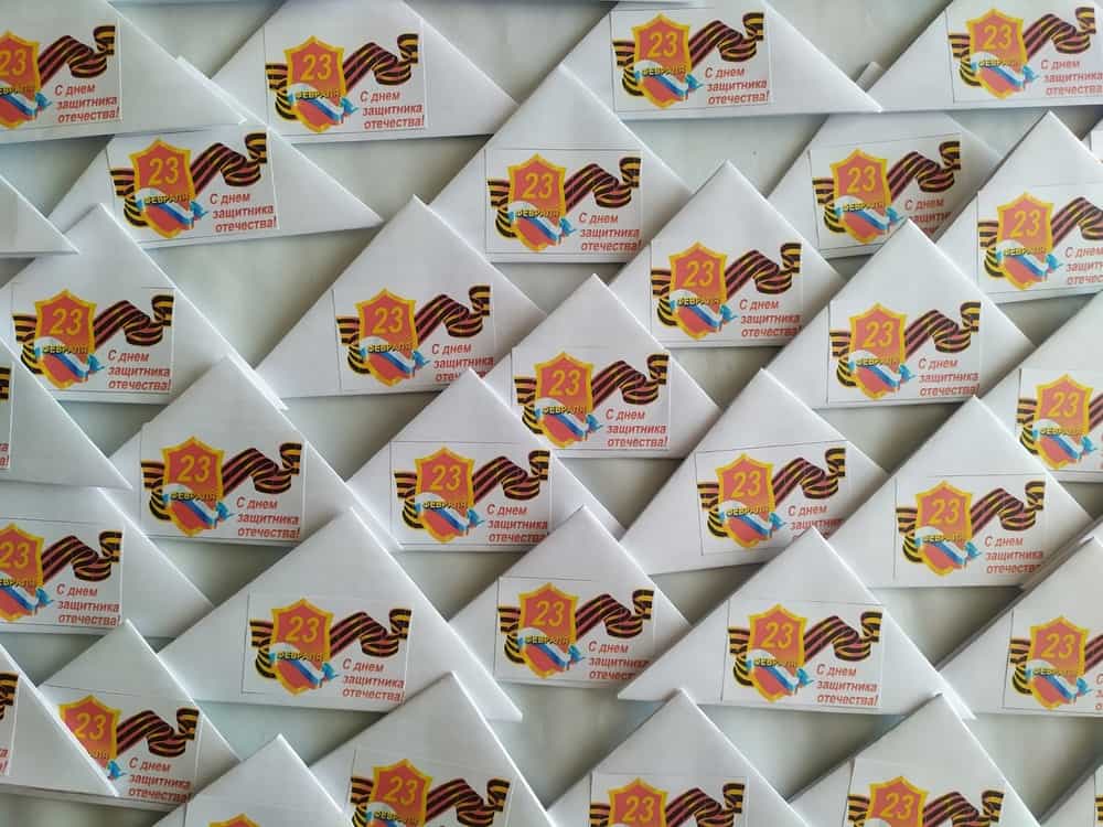 На приходе храма Святителя Николая города Кирова поздравили мужчин с Днём защитника Отечества