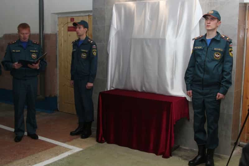 Руководитель Отдела по взаимодействию с вооруженными силами и правоохранительными органами Вятской Епархии освятил мемориальные доски погибшим сотрудникам МЧС