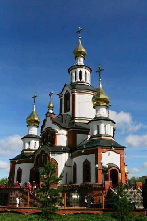 В день Радоницы митрополит Марк совершил Литургию и пасхальное поминовение усопших в храме в честь мучениц Веры, Надежды, Любови и матери их Софии
