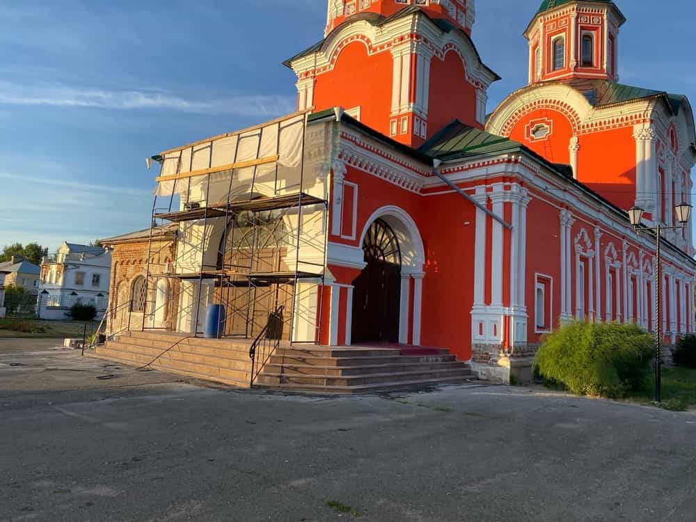Благоукрашается Троицкая церковь слободы Макарье