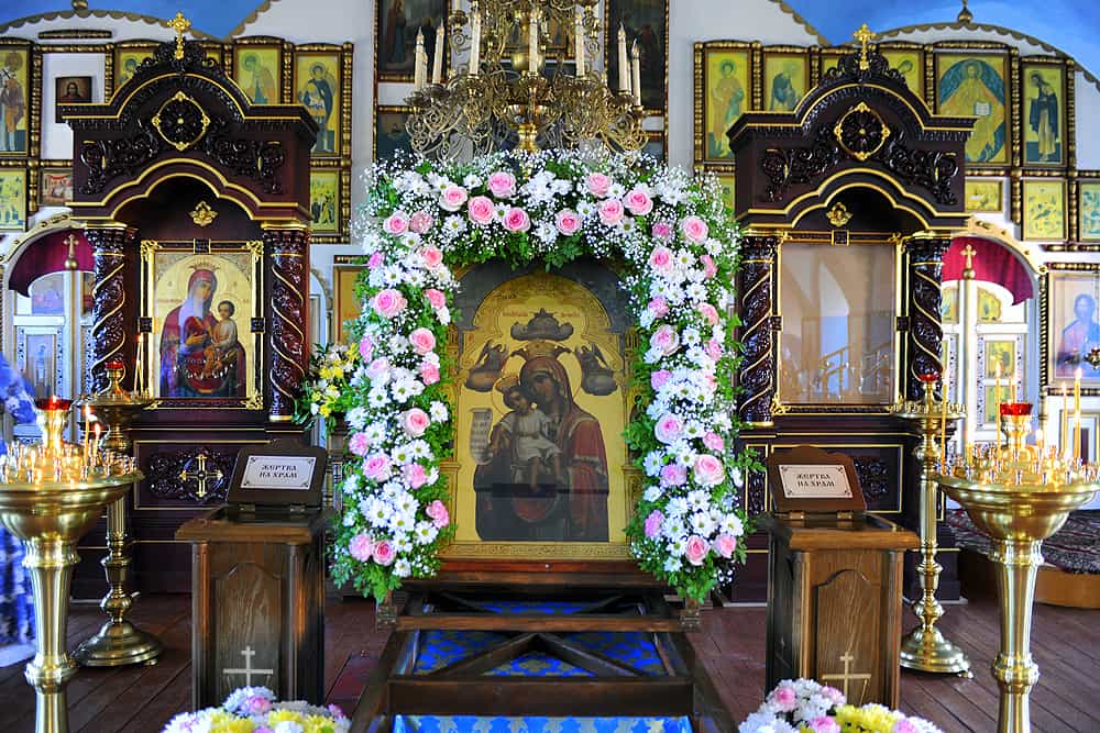 В храме Рождества Пресвятой Богородицы пгт. Нижнеивкино состоялись праздничные богослужения в честь святого образа Матери Божией «Достойно есть»