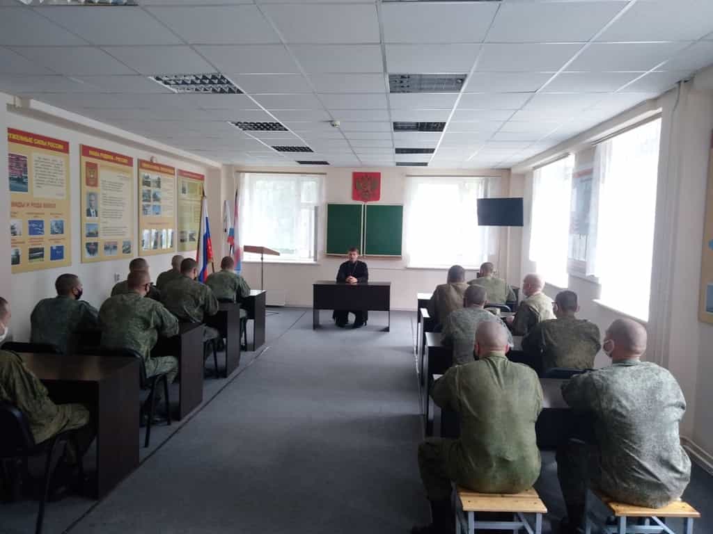 9 августа помощник командира части по работе с верующими военнослужащими иерей Евгений Костылев пообщался с личным составом 1-го дивизиона в/ч 71316