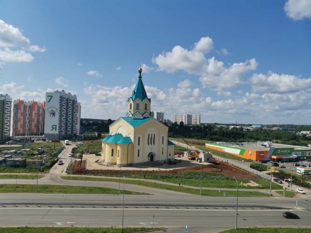 Расписание богослужений в строящемся храме Рождества Пресвятой Богородицы в микрорайоне «Чистые пруды» города Кирова (август 2021 года)