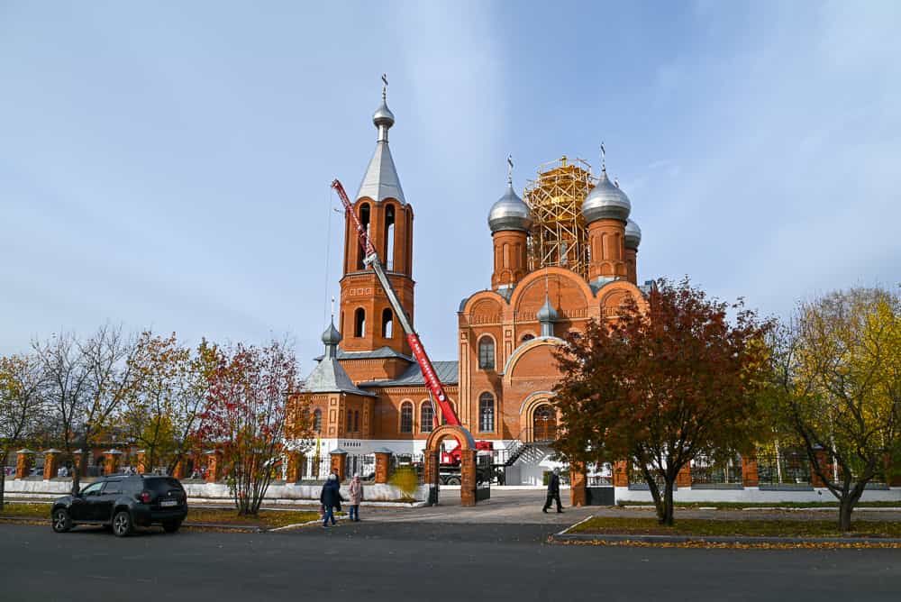 На Всехсвятском храме Кирово-Чепецка засиял золотым цветом крест
