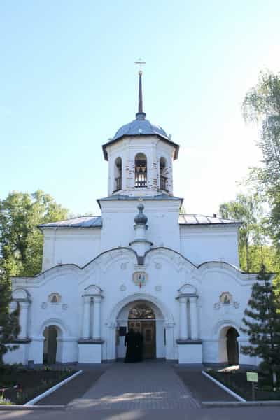 Архиерейское служение в Троицкую родительскую субботу в храме Святой Троицы Живоначальной города Слободского