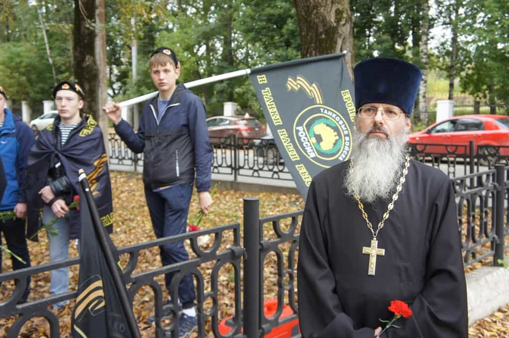 Руководитель Епархиального Воинского отдела иерей Александр Коссов поздравил ветеранов с Днем танкиста