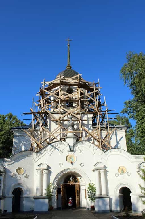 Митрополит Марк возглавил всенощное бдение в престольный праздник храма в честь Святой Троицы Живоначальной города Слободского