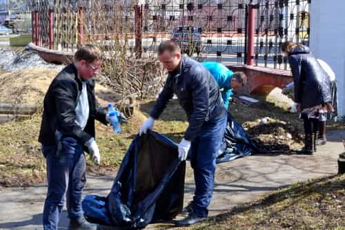 Ребята из молодежного клуба храма Веры, Надежды, Любови и матери их Софии города Кирова организовали субботник