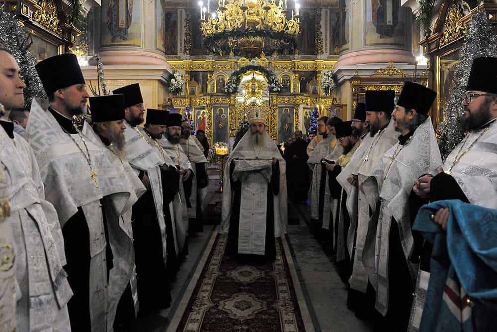 В праздник Рождества Христова митрополит Марк совершил великую вечерню в Успенском кафедральном соборе в Кирове