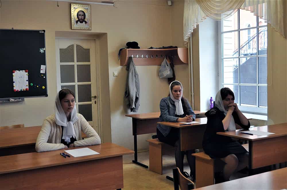 В Воскресной школе храма Великомученика и целителя Пантелеимона г. Кирова состоялся итоговый междисциплинарный экзамен для выпускников