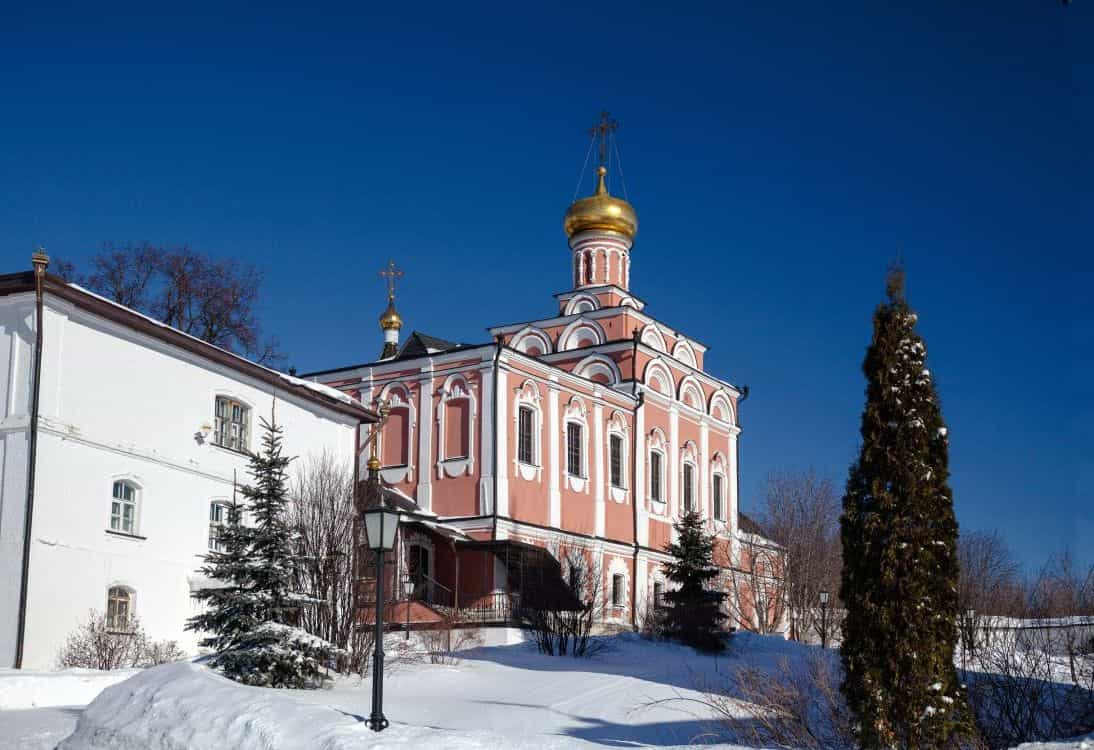 На высокой горе монастырь