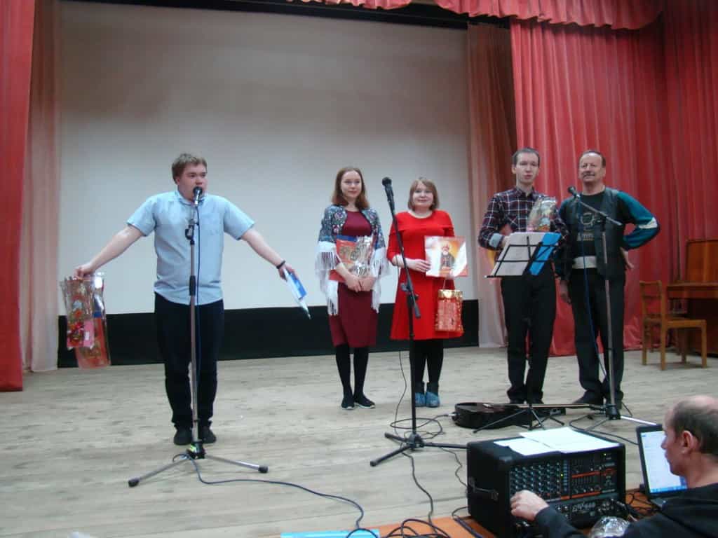 Православные волонтеры подарили пожилым людям и инвалидам рождественский концерт