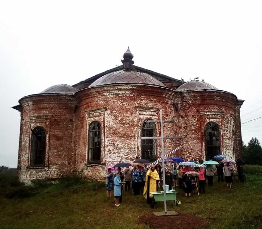 В селе Шешурга Тужинского района Вятской Митрополии установлен поклонный крест