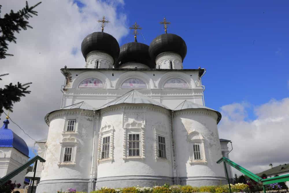 В Успенском кафедральном соборе Трифонова монастыря освятили мед. Начало Успенского поста