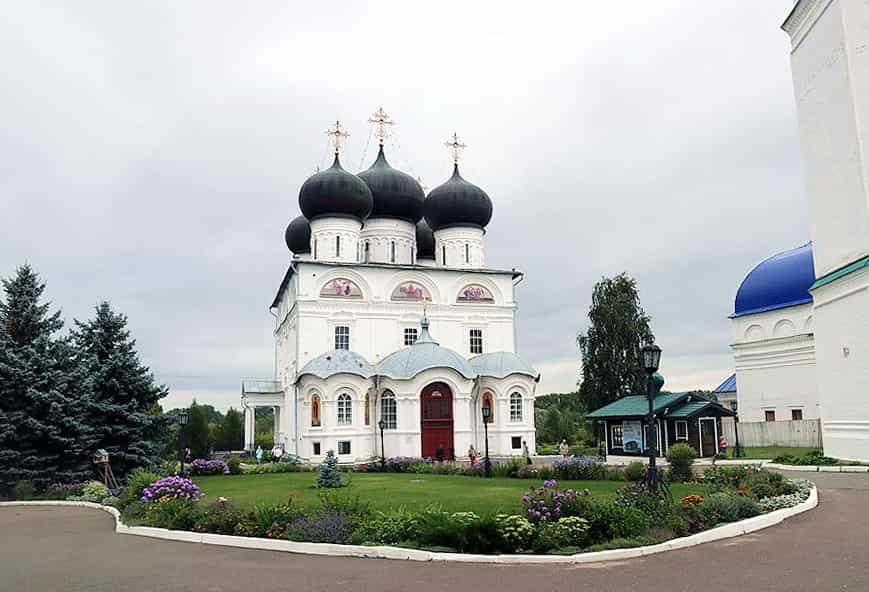 Воскресные праздничные богослужения совершатся в соборах города Кирова