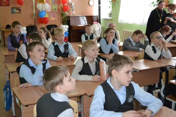 В Кировском физико-математическом лицее отметили День православной книги