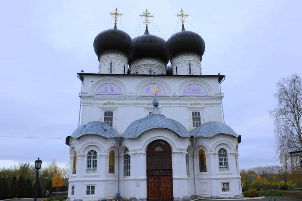 В Покровскую родительскую субботу митрополит Вятский и Слободской Марк совершил панихиду в Успенском кафедральном соборе г. Кирова