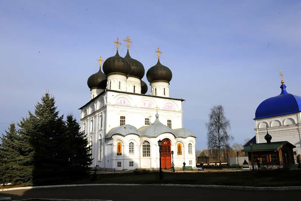 В Великий Пяток митрополит Марк совершил вечерню с выносом Плащаницы Спасителя в Успенском кафедральном соборе Кирова