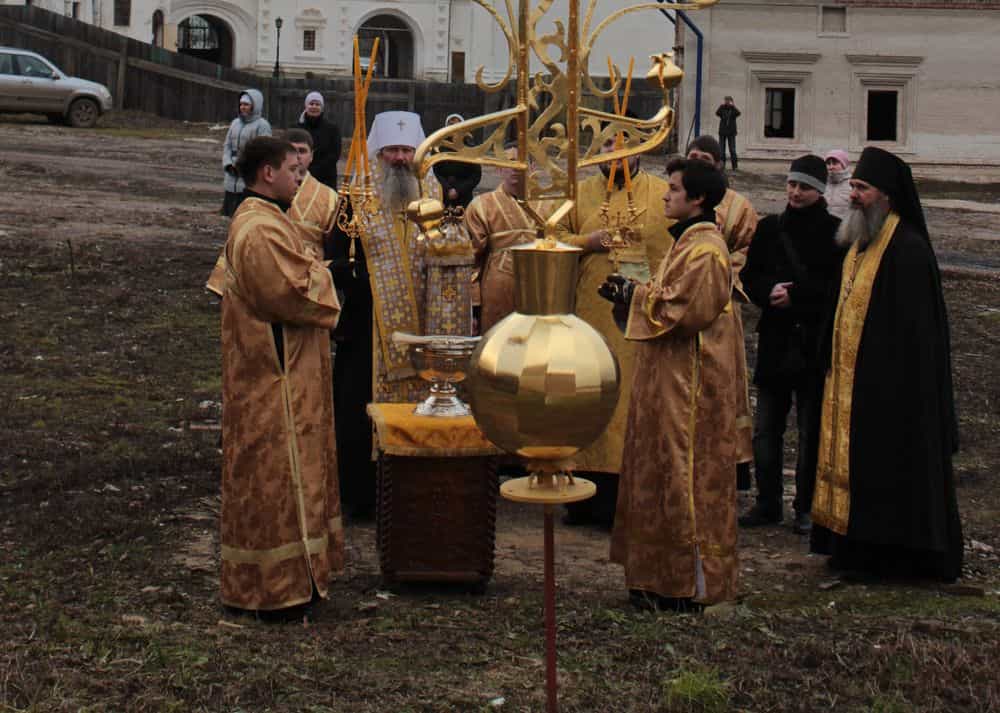 На Храм в честь Трех Святителей установлен крест