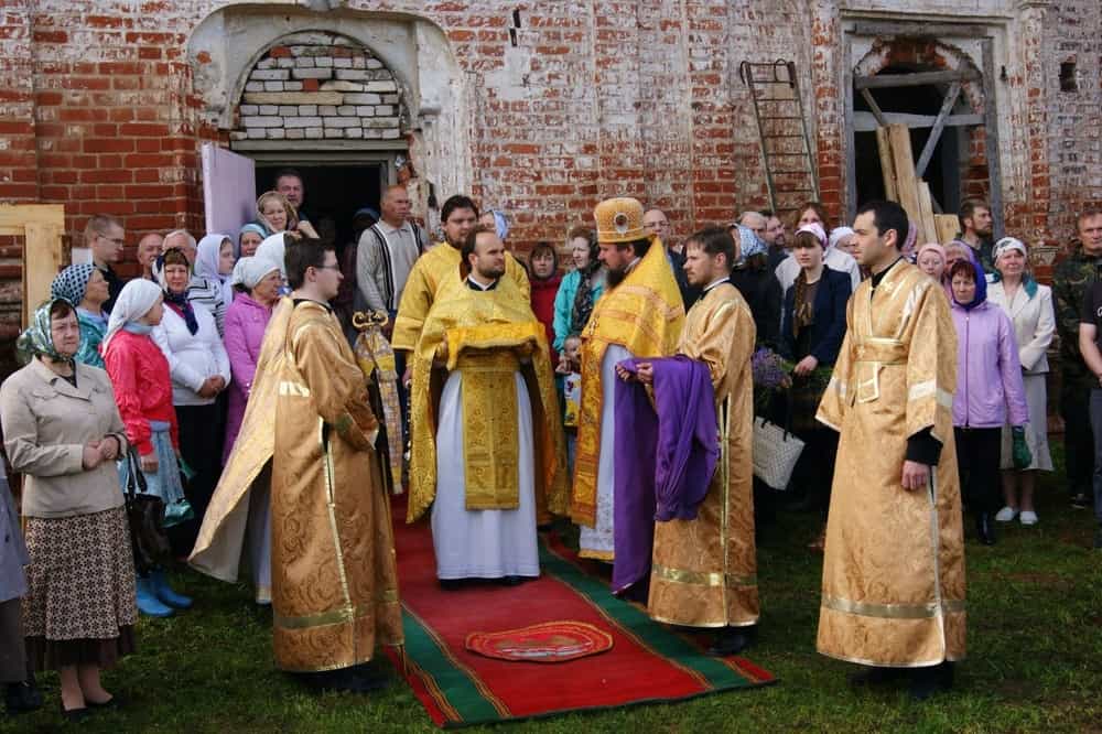 Бог через людей действует