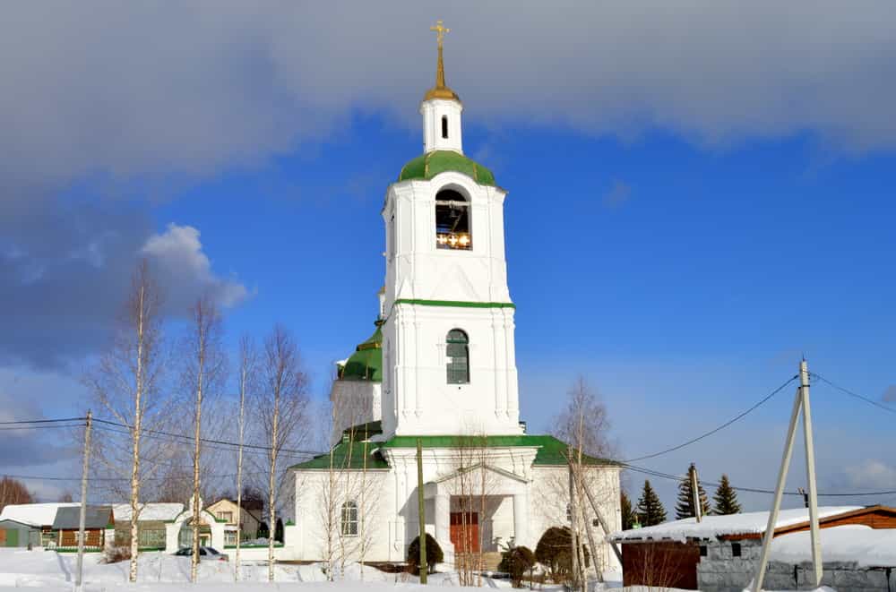 Благоукрашается Троицкий храм