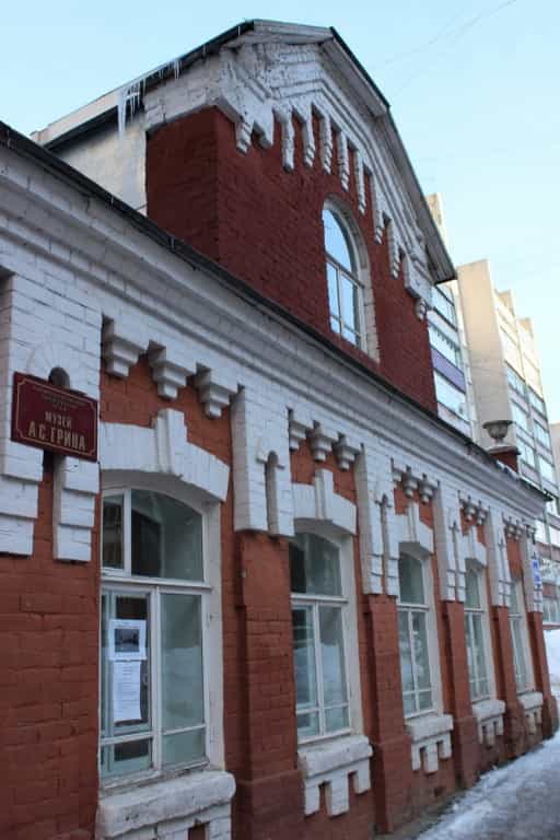 Книжные реликвии библиотеки Вятского духовного училища представлены в экспозиции «От аз и буки до основ науки»