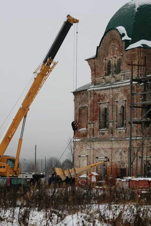 Воздвижение нового креста и шпиля на колокольню церкви Спаса Всемилостивого в с. Вяз